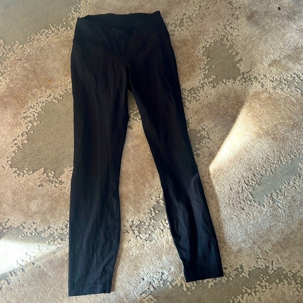 Never worn Great Condition LuLuLemon leggings Ribbed lining V shape waste line